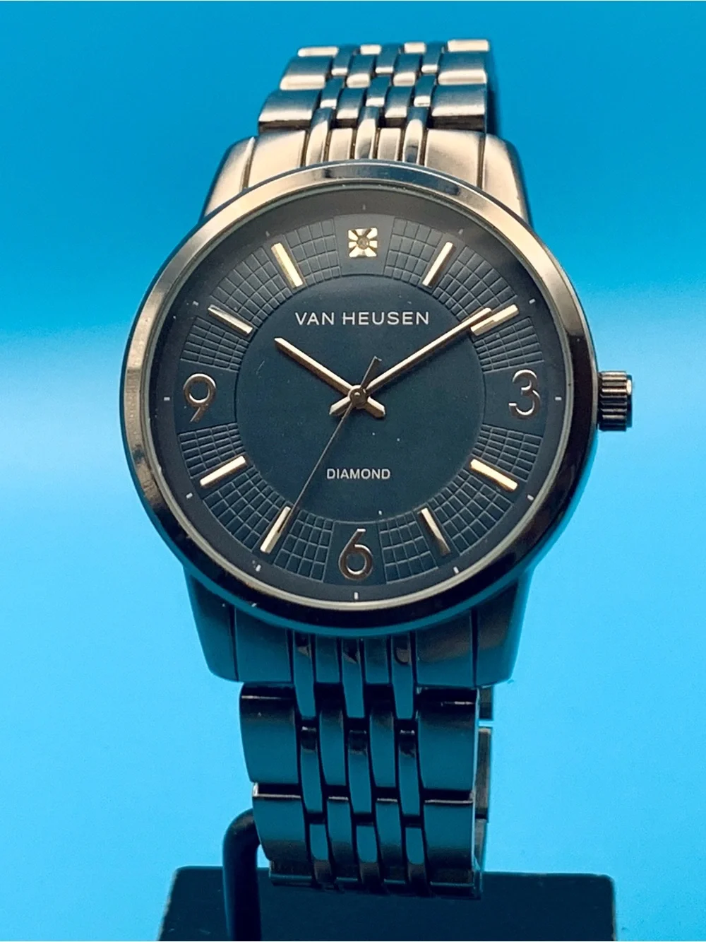 VAN HEUSEN By ACCUTIME Fashion Quartz Wristwatch Diamond Working New Battery